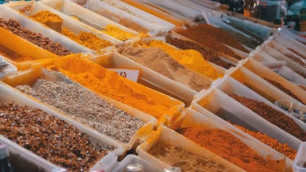 Escaparate con coloridas especias orientales y condimentos en el mercado callejero — Vídeo de stock