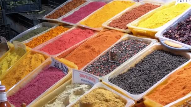 Vitrine avec des épices orientales colorées et condiments sur le marché de la rue — Video