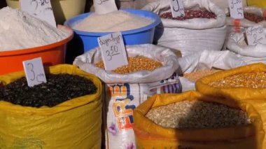 Gürcistan'daki piyasada torbalarda tahıl ile Showcase