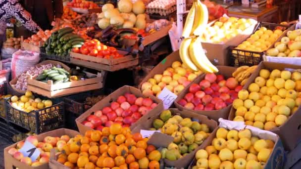 Витрина с танжеринами, аппликациями, арахисом, персиками и фруктами на уличном рынке — стоковое видео
