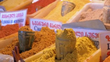 Renkli oryantal baharat ve baharat sokak piyasada ile vitrin