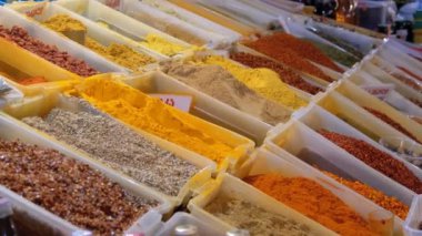 Renkli oryantal baharat ve baharat sokak piyasada ile vitrin