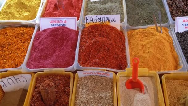 Vetrina con spezie orientali colorate e condimenti sul mercato di strada — Video Stock