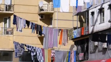 Asılı ve çok katlı bina şehrin fakir bir bölgede bir ip üzerinde kurutma kıyafetleri