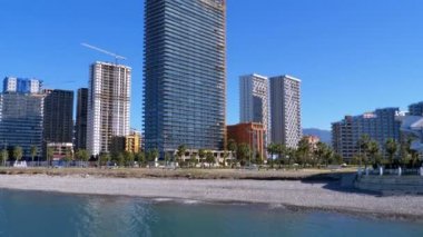 Batum dolgu üzerinde inşaat sahasında bitmemiş gökdelenler