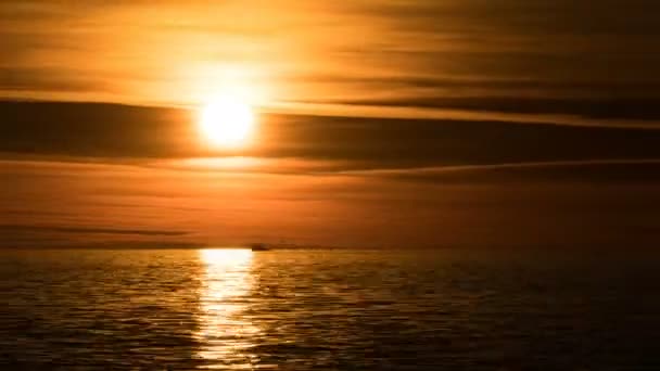Beau coucher de soleil sur la mer. Délai imparti 