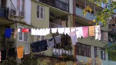 Asılı ve çok katlı bina şehrin fakir bir bölgede bir ip üzerinde kurutma kıyafetleri