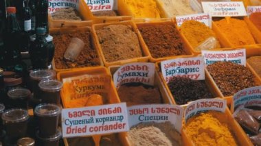 Renkli oryantal baharat ve baharat sokak piyasada ile vitrin