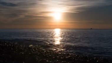 Güzel gün batımı bulutlar deniz üzerinde. Zaman atlamalı