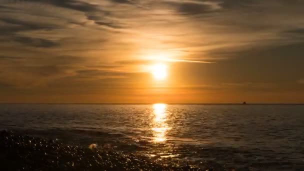 Prachtige zonsondergang boven de zee in de wolken. Time-lapse — Stockvideo