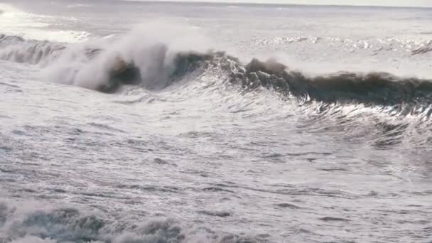 Sturm auf dem Meer. riesige Wellen krachen und sprühen auf das Ufer. Zeitlupe — Stockvideo
