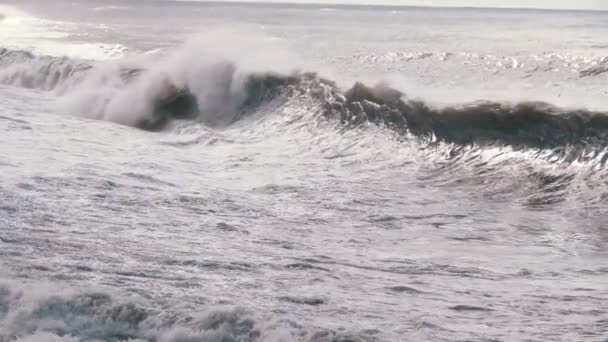 Tempête sur la mer. D'énormes vagues s'écrasent et pulvérisent sur le rivage. Mouvement lent — Video