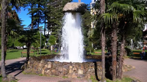 Fontana di pietra in un parco cittadino e spruzzi d'acqua al rallentatore — Video Stock