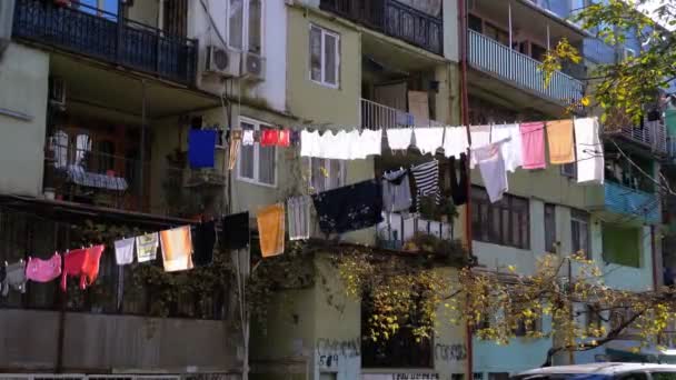 在城市的一个贫穷地区, 在一座多层建筑上, 绳子上挂着衣服, 晾干着衣服 — 图库视频影像