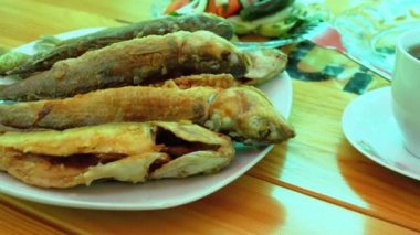 Kızarmış balık alabalık bir restoranda bir plaka üzerinde pişmiş