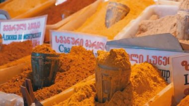 Renkli oryantal baharat ve baharat sokak piyasada ile vitrin