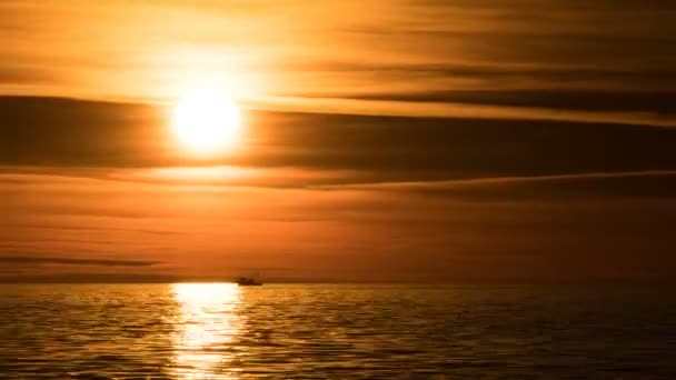 Прекрасний захід сонця над морем. Час Лапсе — стокове відео