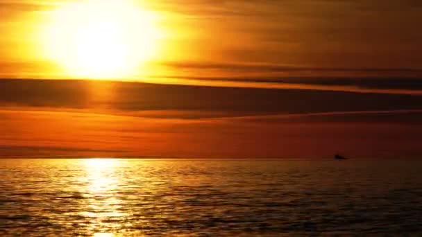 Krásný západ slunce nad mořem — Stock video