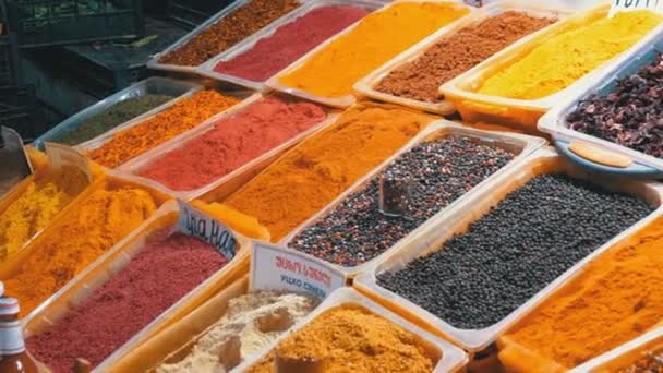 Vitrine met kleurrijke Oosterse kruiden en specerijen op de markt straat — Stockvideo