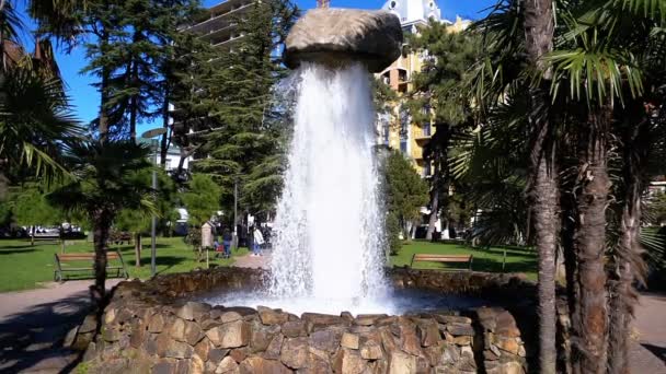 Fontaine en pierre dans un parc municipal et éclaboussures d'eau au ralenti — Video