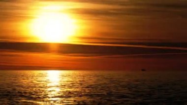 Denizin üzerinde güzel bir gün batımı