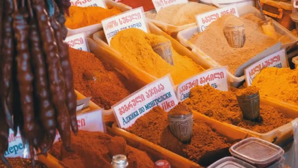 Vitrine met kleurrijke Oosterse kruiden en specerijen op de markt straat — Stockvideo