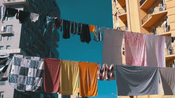 Vestiti appesi e asciugati a una corda su un edificio a più piani in un quartiere povero della città — Video Stock