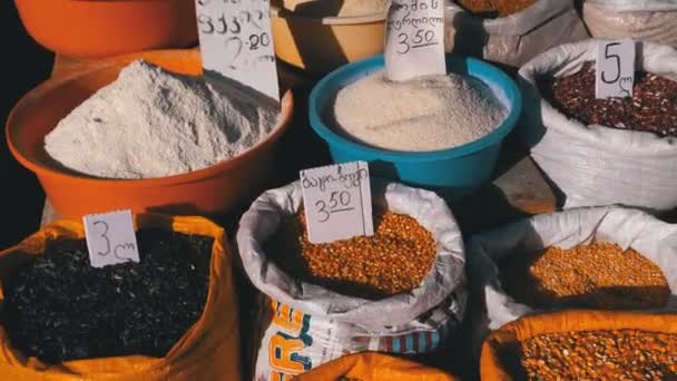 Vitrine mit Getreide in Säcken auf dem Markt in Georgien — Stockvideo