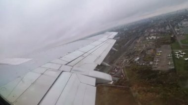 Bir yolcu uçağı kalkış sırasında kanat penceresinden görünümü