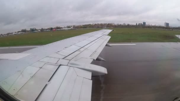 Вид из окна на крыло пассажирского самолета во время взлета — стоковое видео
