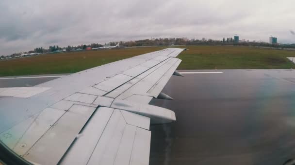 Vista dalla finestra sull'ala di un aereo da passeggeri durante il decollo — Video Stock