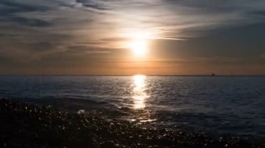 Güzel gün batımı bulutlar deniz üzerinde. Zaman atlamalı