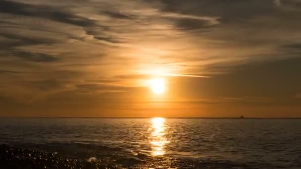 Prachtige zonsondergang boven de zee in de wolken. Time-lapse — Stockvideo