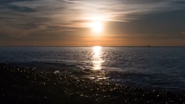 Piękny zachód słońca nad morzem w chmurach. Upływ czasu — Wideo stockowe
