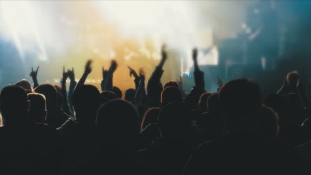 Multitud de conciertos en el Festival de Música. Multitud de personas Bailando Concierto de Rock — Vídeo de stock