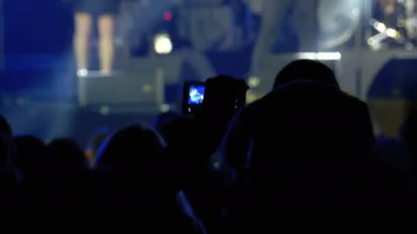 Konzertbesucher beim Musikfestival. Menschenmenge tanzt Rockkonzert — Stockvideo