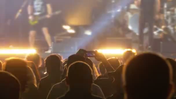 Konsert publiken på musikfestival. Skara människor dansar rockkonsert — Stockvideo