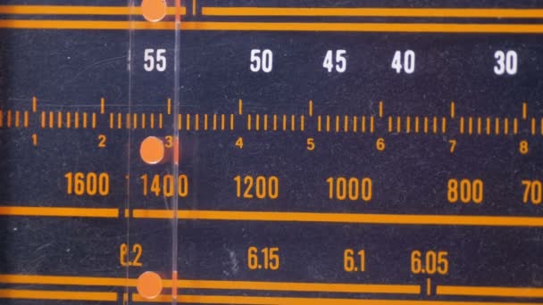 Sintonia Analógica Rádio Frequência de Discagem na Escala do Receptor Vintage — Vídeo de Stock