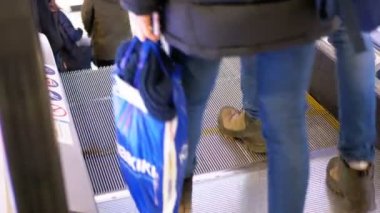 Alışveriş merkezinde yürüyen merdiven yürüyüş anonim insanların Asansör