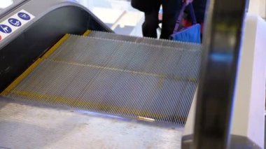 Alışveriş merkezinde bir yürüyen merdiven Asansör hareket insan bacaklar