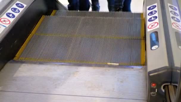 Люди, гуляющие на лифте эскалатора в торговом центре — стоковое видео