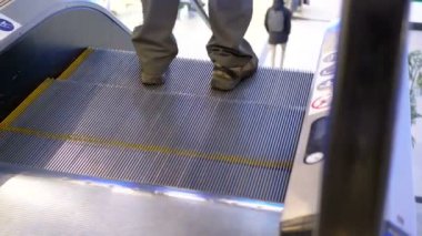 Alışveriş merkezinde yürüyen merdiven yürüyüş anonim insanların Asansör