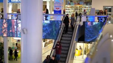 Yürümek ve yürüyen merdiven taşımak kişilerle alışveriş merkezi