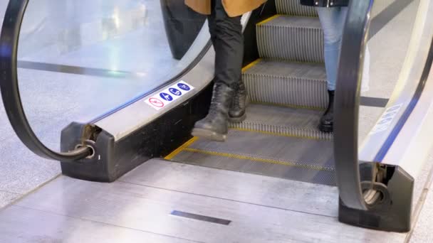 Anonymních lidí, kteří jdou na eskalátoru výtah v Shopping Mall. Zpomalený pohyb — Stock video