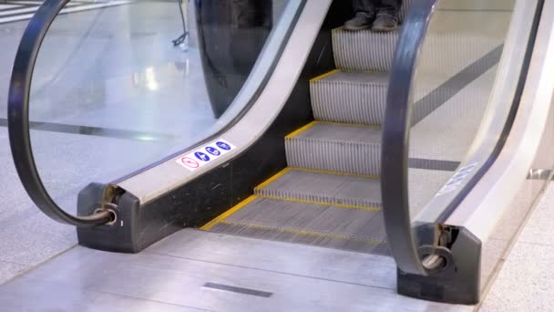 Alışveriş merkezinde bir yürüyen merdiven Asansör hareket insan bacaklar — Stok video