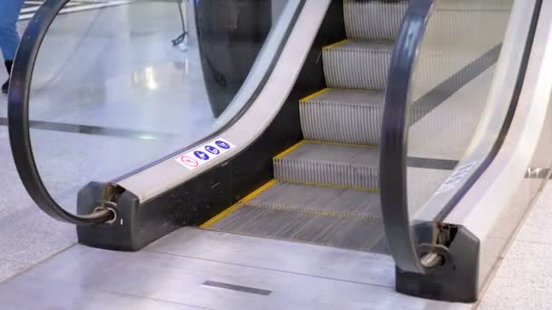 Piernas de la gente moviéndose en un ascensor de escaleras mecánicas en el centro comercial — Vídeos de Stock