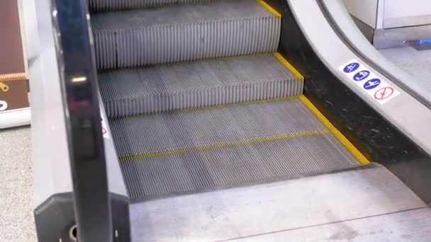 Jambes de personnes se déplaçant sur un ascenseur Escalator dans le centre commercial 