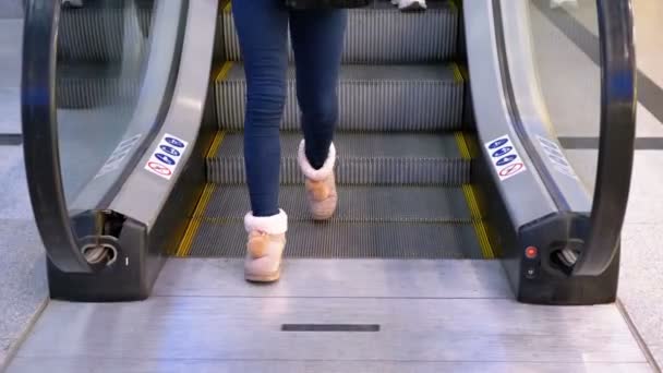 Piernas de la gente moviéndose en un ascensor de escaleras mecánicas en el centro comercial — Vídeos de Stock