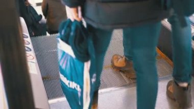 Dnepr, Ukrayna, 18 Aralık 2018: Alışveriş merkezinde bir yürüyen merdiven Asansör hareket insan bacaklar. Alışveriş merkezinde yürüyen merdiven yürüyüş anonim insanların Asansör.