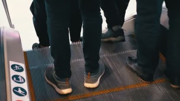 Pessoas anônimas andando no elevador da escada rolante no shopping — Vídeo de Stock